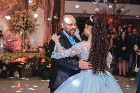 Debutante dançando a valsa com o pai'