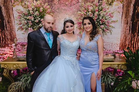 Debutante posa com os pais'