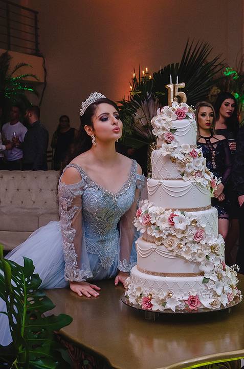 Debutante soprando a vela'