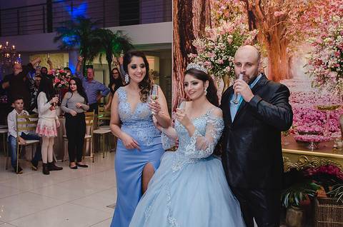 Debutante brinda com os pais e convidados'