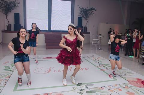 Coregrafia de abertura da pista de dança em festa de 15 anos'