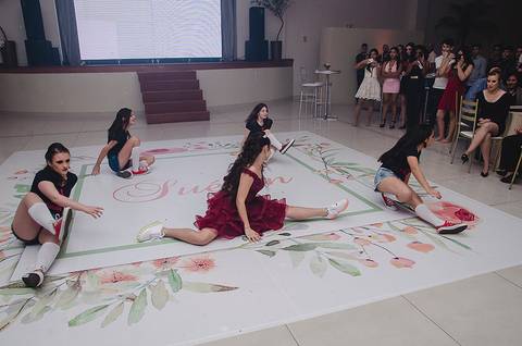Coregrafia de abertura da pista de dança em festa de 15 anos'