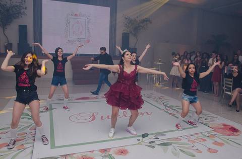 Coregrafia de abertura da pista de dança em festa de 15 anos'