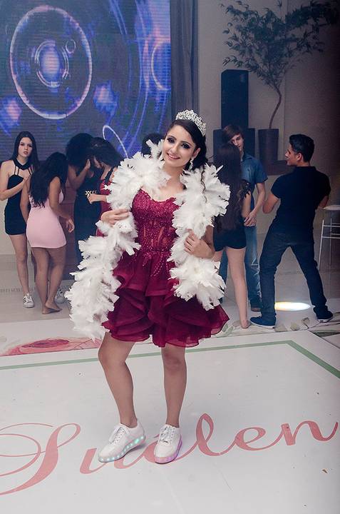 Debutante na pista de dança em festa de 15 anos'