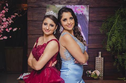 Debutante posa com a mãe'