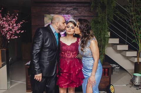 Debutante posa com os pais'