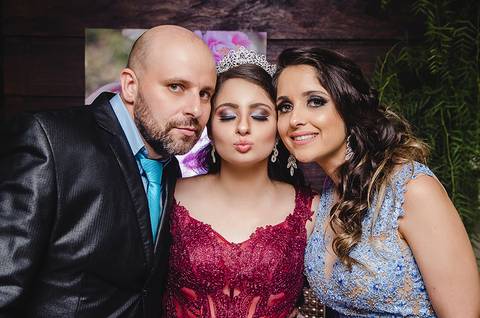 Debutante posa com os pais'