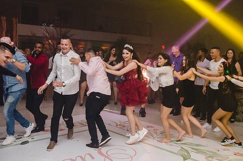 pista de dança em festa de 15 anos'