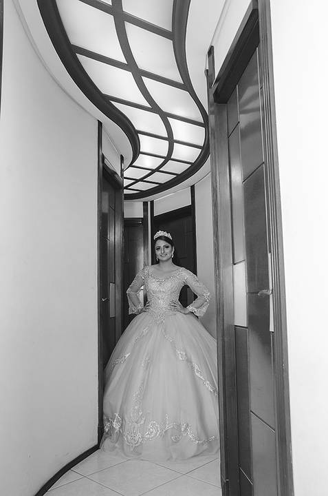 Debutante pronta no salão de beleza'