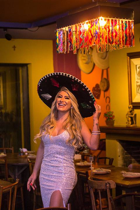 Letícia Swarowski usando um sombrero comemorando seu aniversário no Guacamole Cocina Mexicana'