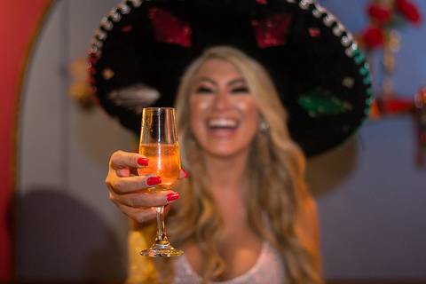 Letícia Swarowski usando um sombrero comemorando seu aniversário no Guacamole Cocina Mexicana'
