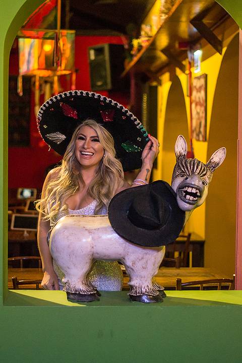 Letícia Swarowski usando um sombrero comemorando seu aniversário no Guacamole Cocina Mexicana'