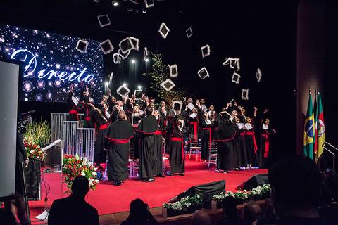 Formatura no Teatro do Ciee'