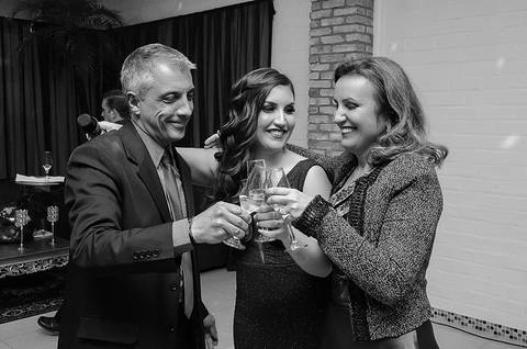 Fotografia de festa de formatura Formanda com os pais'