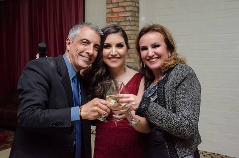 Fotografia de festa de formatura Formanda com os pais'