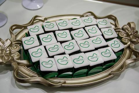 Docinhos personalizados na inauguração da Dentalwit'