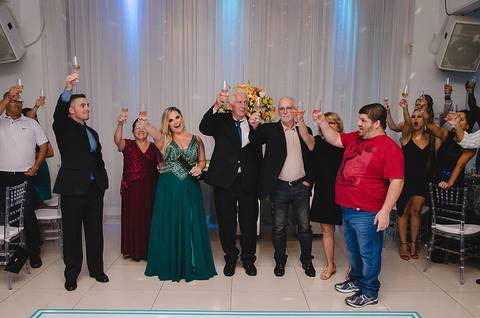 Formanda brinda com seus convidados'
