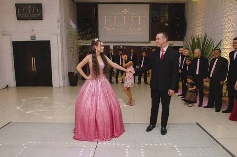 Debutante dança valsa'