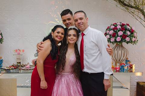Debutante posa com os pais'