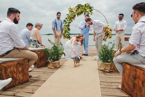 casamento de Lia e Ismael no Canto da ilha em Porto Alegre cachorro levando as alianças'