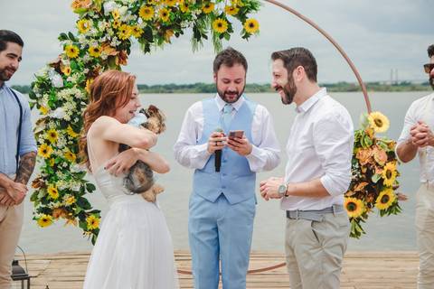 casamento de Lia e Ismael no Canto da ilha em Porto Alegre cachorro levando as alianças'