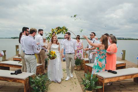 casamento de Lia e Ismael no Canto da ilha em Porto Alegre saída dos noivos'