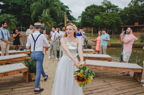casamento de Lia e Ismael no Canto da ilha em Porto Alegre jogando o buquê'