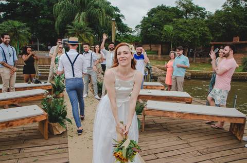 casamento de Lia e Ismael no Canto da ilha em Porto Alegre jogando o buquê'