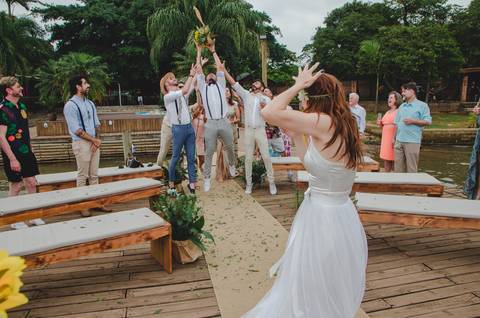 casamento de Lia e Ismael no Canto da ilha em Porto Alegre jogando o buquê'