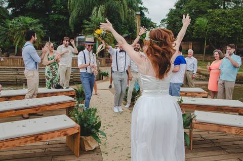 casamento de Lia e Ismael no Canto da ilha em Porto Alegre jogando o buquê'