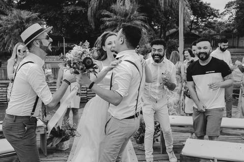 casamento de Lia e Ismael no Canto da ilha em Porto Alegre jogando o buquê'