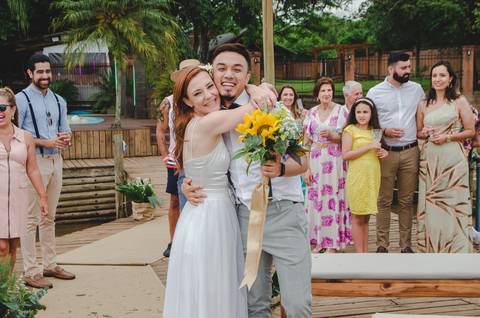 casamento de Lia e Ismael no Canto da ilha em Porto Alegre jogando o buquê'