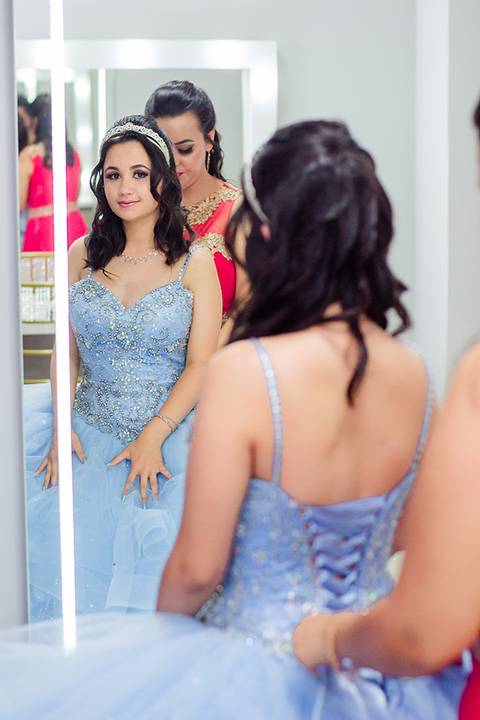 Debutante colocando o vestido no Gran Fiesta Canoas'