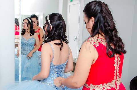 Debutante colocando o vestido no Gran Fiesta Canoas'