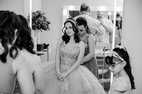 Debutante colocando o vestido no Gran Fiesta Canoas'