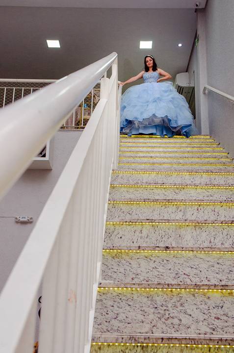 Debutante desce as escadas no Gran Fiesta Canoas'