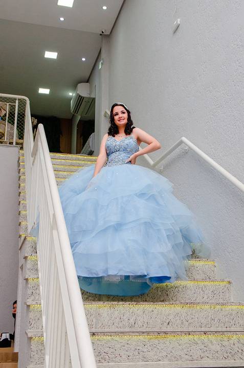 Debutante desce as escadas no Gran Fiesta Canoas'