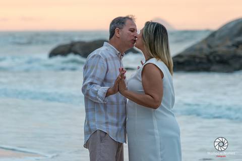 Lindo e emocionante ensaio de Luiz e Adriana em comemoração aos 30 anos de casados. Muito amor! E história no qual ajudei a eternizar com essa linda arte que é a fotografia!



Fotógrafo Wallace Nunes - Rio de Janeiro Zona Oeste

Guaratiba'