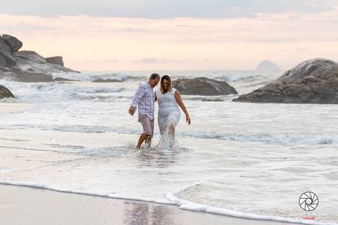 Lindo e emocionante ensaio de Luiz e Adriana em comemoração aos 30 anos de casados. Muito amor! E história no qual ajudei a eternizar com essa linda arte que é a fotografia!



Fotógrafo Wallace Nunes - Rio de Janeiro Zona Oeste

Guaratiba'