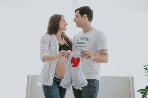 ensaio gestante, fotografia de gestante, fotos grávida, ensaio em casa, ensaio lifestyle, fotógrafo de gestante ES, Vila Velha, gravidez, amor em família, fotos naturais, gestação espontânea, ensaio com pet'