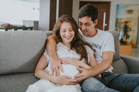 ensaio gestante, fotografia de gestante, fotos grávida, ensaio em casa, ensaio lifestyle, fotógrafo de gestante ES, Vila Velha, gravidez, amor em família, fotos naturais, gestação espontânea, ensaio com pet'