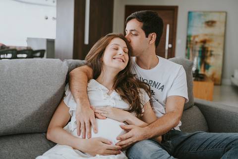 ensaio gestante, fotografia de gestante, fotos grávida, ensaio em casa, ensaio lifestyle, fotógrafo de gestante ES, Vila Velha, gravidez, amor em família, fotos naturais, gestação espontânea, ensaio com pet'