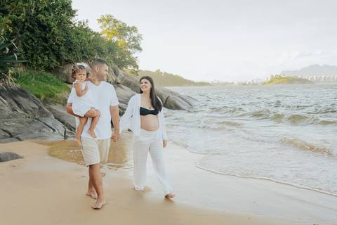 Ensaio gestante na Ilha do Frade, em Vitória, registrando a espera por Joaquim ao lado dos pais Joice e Luan e da irmã Maria. Um ensaio leve e afetivo à beira-mar, celebrando mais um capítulo da história dessa família.'