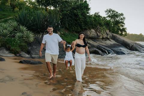 Ensaio gestante na Ilha do Frade, em Vitória, registrando a espera por Joaquim ao lado dos pais Joice e Luan e da irmã Maria. Um ensaio leve e afetivo à beira-mar, celebrando mais um capítulo da história dessa família.'