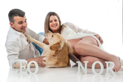 sessao de gravida com animal de estimação-fotografia de gravida com a familia-sessao de estudio em familia'