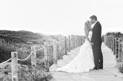 fotografia de casamento na praia-fotografia de casamento em ambiente de praia-fotografia em leca da palmeira-casamento em matosinhos-casamento na praia de matosinhos-trash the dress-fotografia de casamento feliz-praia fotografia noivos-noivos na praia'