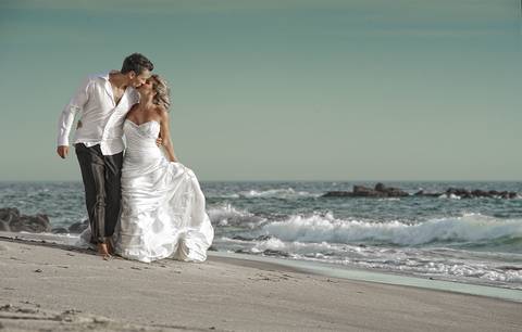 fotografia de casamento na praia-fotografia de casamento em ambiente de praia-fotografia em leca da palmeira-casamento em matosinhos-casamento na praia de matosinhos-trash the dress-fotografia de casamento feliz-praia fotografia noivos-noivos na praia'