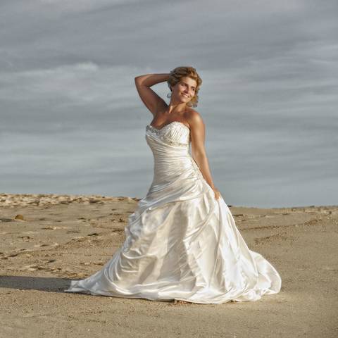fotografia de casamento na praia-fotografia de casamento em ambiente de praia-fotografia em leca da palmeira-casamento em matosinhos-casamento na praia de matosinhos-trash the dress-fotografia de casamento feliz-praia fotografia noivos-noivos na praia'