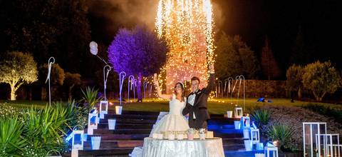noivos na torre da naia-fotografia de noivos na torre da naia-casamento torre da naia-estudios74 na torre da naia-corte do bolo na torre da naia-corte do bolo dos noivos torre da naia-corte do bolo com fogo de artificio.corte do bolo expetacular'