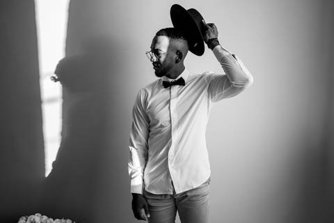 foto do noivo no making of se arrumando fotografo de casamento Felipe santana '